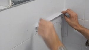 Установка каменной раковины со столешницей в ванной комнате