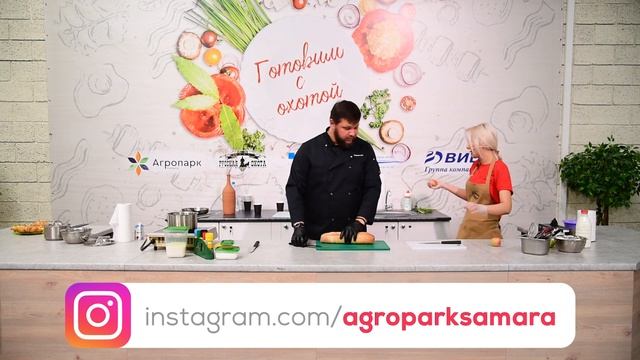 Яичница болтунья с лососем на круассанах, гренки с тушеными яблоками. смотреть онлайн