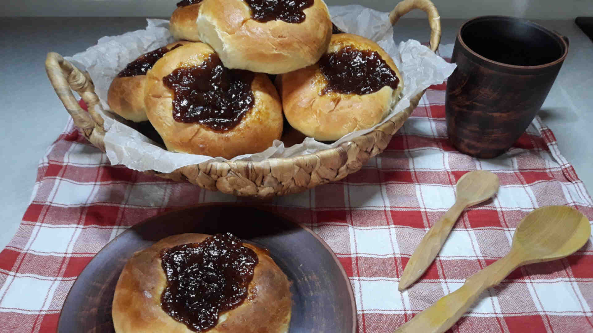 Ватрушка дрожжевая с джемом. Сливовые ватрушки. Ватрушка с повидлом. Ватрушки с повидлом формы.