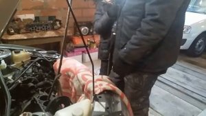 Начало капитального ремонта Lada Kalina. Снимаем и начинаем разбирать двигатель.