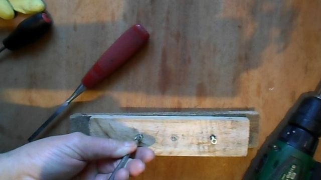 Три способа отвернуть шуруп со срезанными шлицами.
