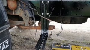 Устанавливаем крепление бака