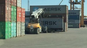 Погрузка контейнера в порту. Дальнобой. Санкт-Петербург.