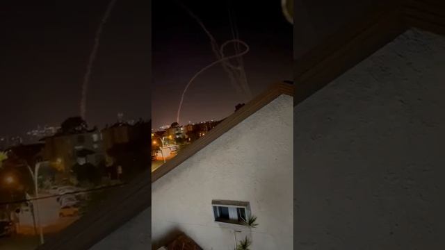 ❗⚡Работа израильского ПВО "Железный купол" в Тель-Авиве. Одна из ракет сработала нештатно.⚡
