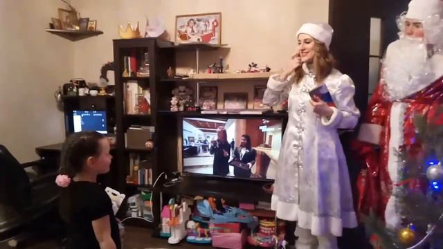 ДЕД МОРОЗ И СНЕГУРОЧКА пришли поздравить домой С НОВЫМ ГОДОМ Софию и ПОДАРИТЬ ПОДАРКИ смотреть онлайн