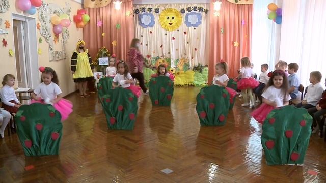 своя задумка#танок#МАЛИНКИ#стаканчики#ср.гр#осінь#аптека бджілки#пчела Майя#