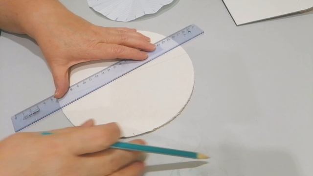 Изготовление круглого дна из картона для плетения изделий из газетных трубочек.
