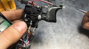 Шуруповерт DeWalt dcd780 (ремонт шуруповерта деволт dcd780) работает рывками, заклинил патрон