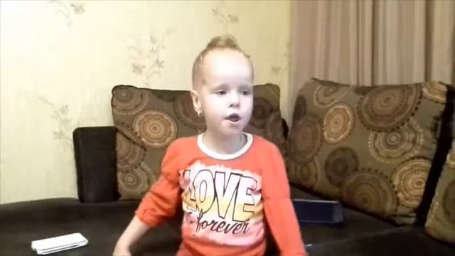 Малышка читает трогательные стихи Харламова Милена