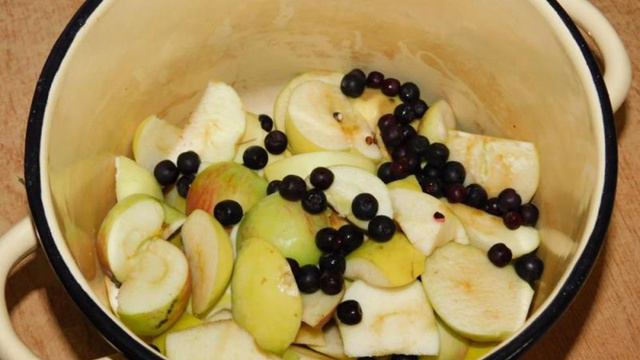 Яблочный компот с черноплодной рябиной