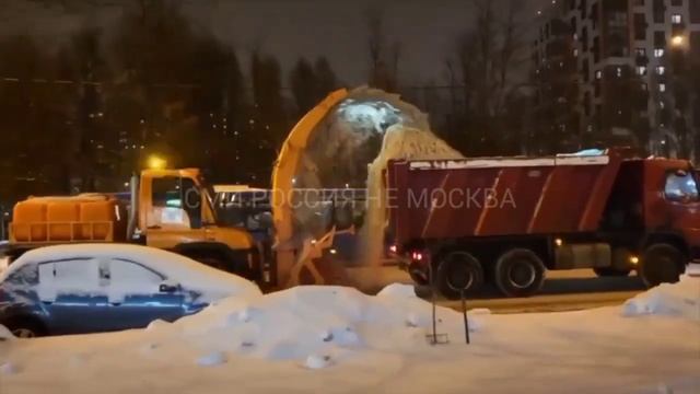 А вот так московские коммунальные службы борются со снегом на дорогах Район Тушино. смотреть онлайн