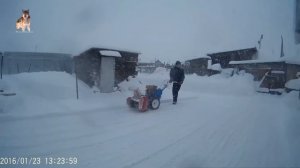 Уборка снега мотоблоком Нева с навесным снегоуборщиком.