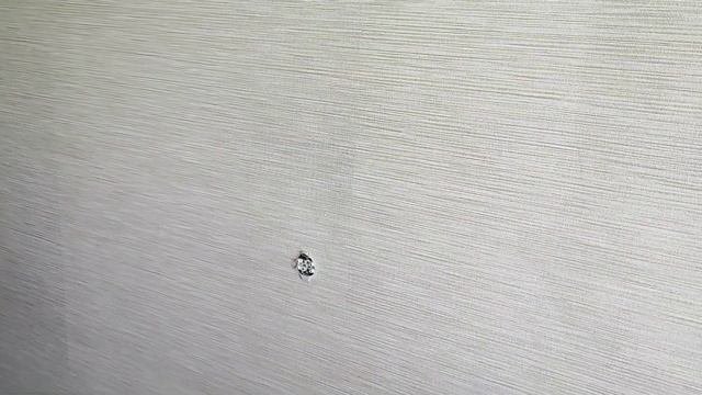 Обои разного тона.  Разные оттенки полотнищ в одном рулоне обоев.