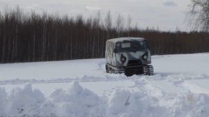 Гусеничный Уаз едет по снегу
