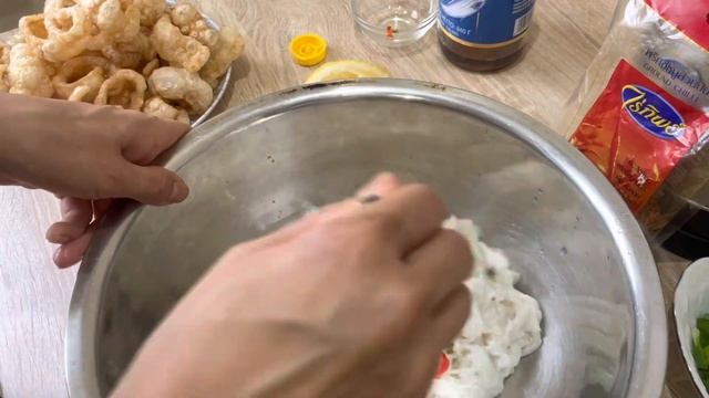 Салат с Рисовой лапшой и рыбой по Тайски! ยำขนมจีนใส่ปลา(ทู) #рисоваялапша #острыйсаолат