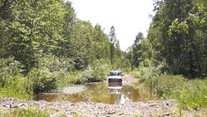 Стоковая Нива по глубокой луже