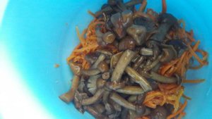 Салат с маринованными опятами, кукурузой и порковью по-корейски
