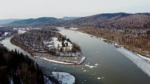 Кемеровская область, город Междуреченск. Городской пляж, весна. Карай, Сады, Сыркаши. Река Томь.