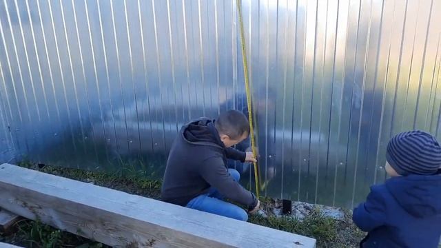 Выложили двор брусчаткой / Делаю настойку из крапивы / Сделали большую грядку смотреть онлайн