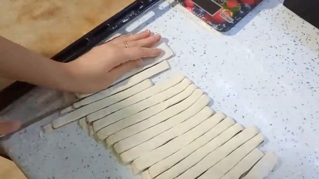 Слойки с шоколадной пастой / Выпечка смотреть онлайн