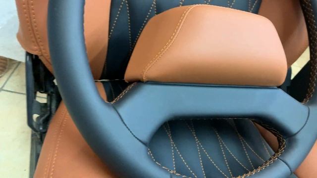 Land Rover Defender - перетянули сиденья, дверные карты, полностью руль и ручки в экокожу Наппа смотреть онлайн