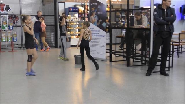 Евгений Плющенко и Софья Титова. Разминка на полу и наставления тренера. смотреть онлайн