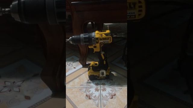 Máy khoan Dewalt Dcd796 và bơm xe Stanlays