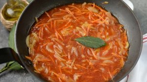Жареные рапаны с луком и морковью в томатном соусе