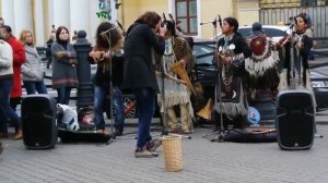 Красивая музыка индейцев на улице города