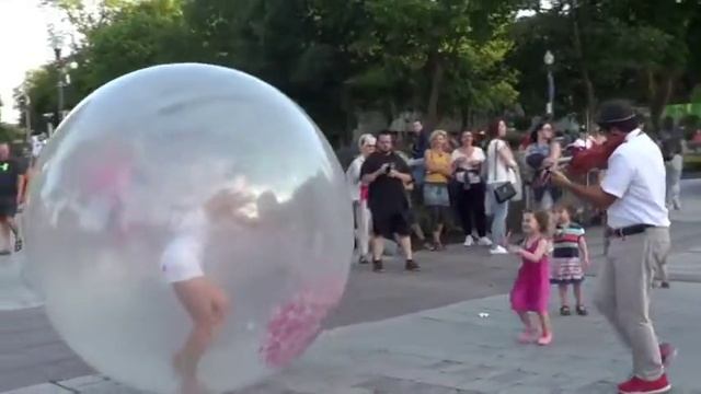 Bubble Dance - Snow Globe - Inflatable ball - Bulle Gonflable / Cirque Quebec circus смотреть онлайн