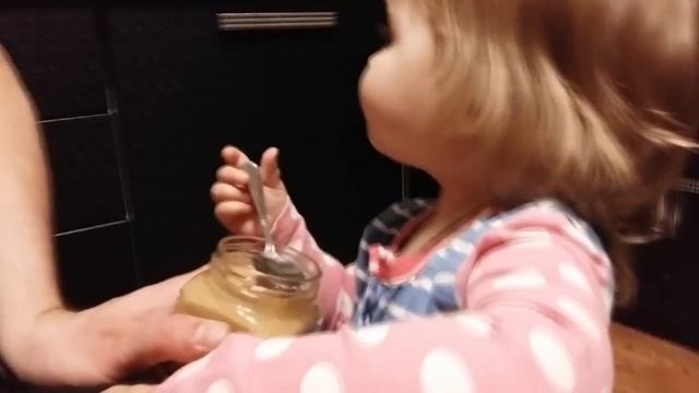 Малышку просто не возможно оторвать от банки с крем-мёдом! смотреть онлайн