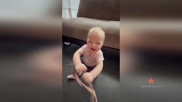 Дочка Ольги Орловой играется с собакой Асей!