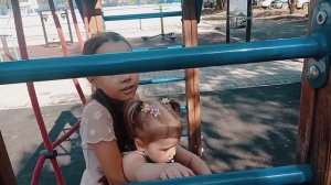 дети играют на детской площадке. горки,качели....