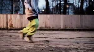 Парень классно танцует хип хоп