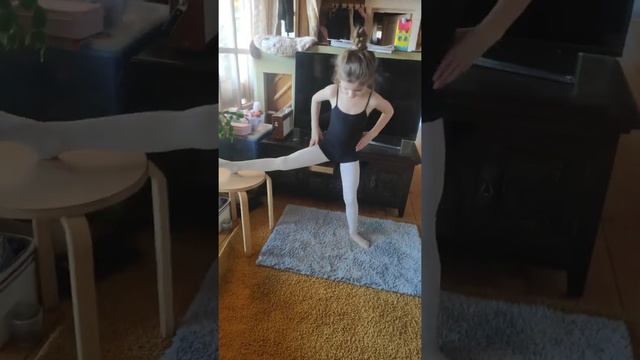 Первые уроки балета для начинающих!
