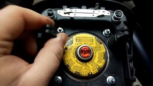 В Garage: Как снять руль на Гранте.