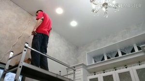 Установка плинтуса натяжного потолка. 3,5 м высота потолка.