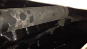 Лужа масла под машиной на заведенном двигателе