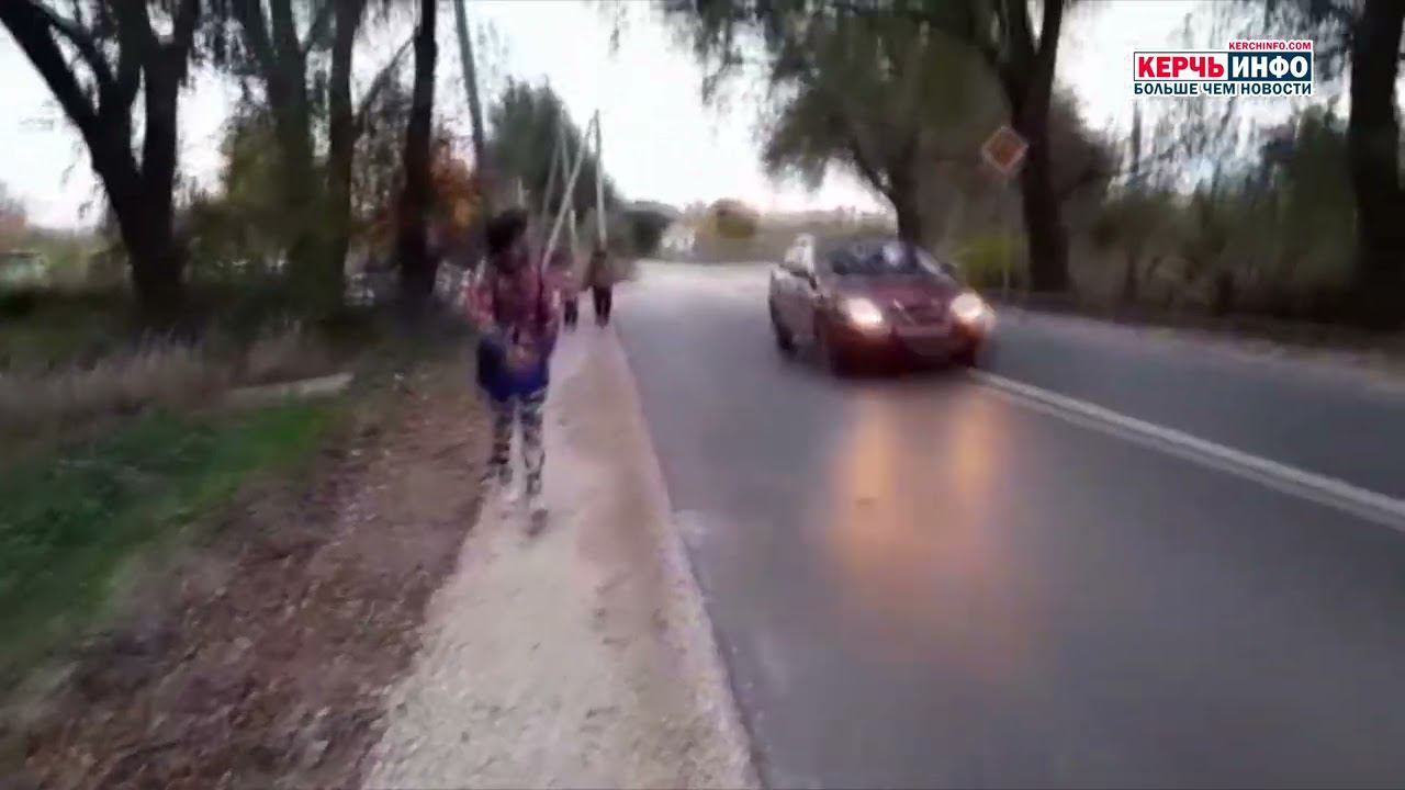 Опасный поворот: жители Приозерного каждый день рискуют жизнью по дороге на остановку и в школу смотреть онлайн