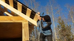 Установка стропильных ферм и монтаж ондулин черепицы