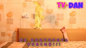 Маленький ребенок полез в электрическую розетку. The child hit the electric shock