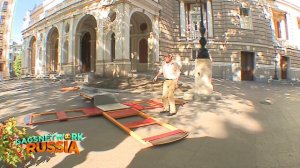 Разваливающаяся телефонная будка