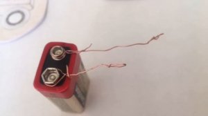 Фонарик из батарейки