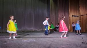 Детский сад "Ромашка" Выступление на сцене Едем в соседнее село