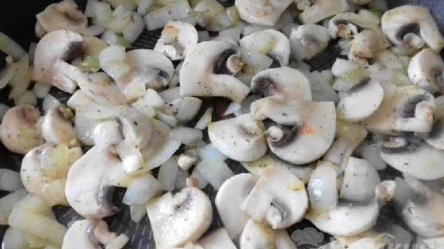 Макароны с курицей в сметанном соусе
