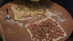 Рулетики из слоеного теста с колбасой и сыром.