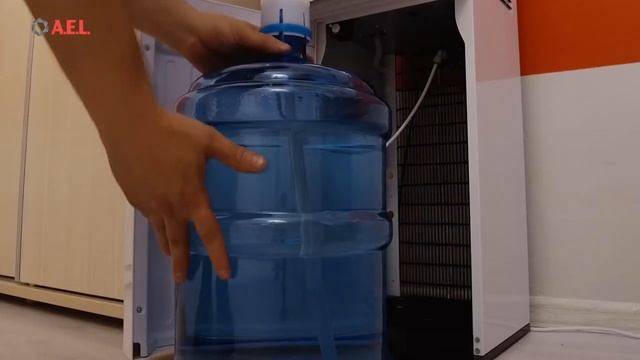 Установка бутыли в кулере LC-AEL-770a смотреть онлайн