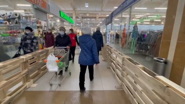 В Кургане в торговом центре установили антиковидные загоны для людей смотреть онлайн