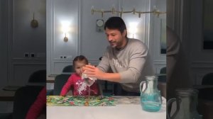 Сергей Притула ошарашил дочку фокусом с бокалом