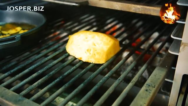 Угольная печь Mibrasa - Жареные ананас и манго смотреть онлайн